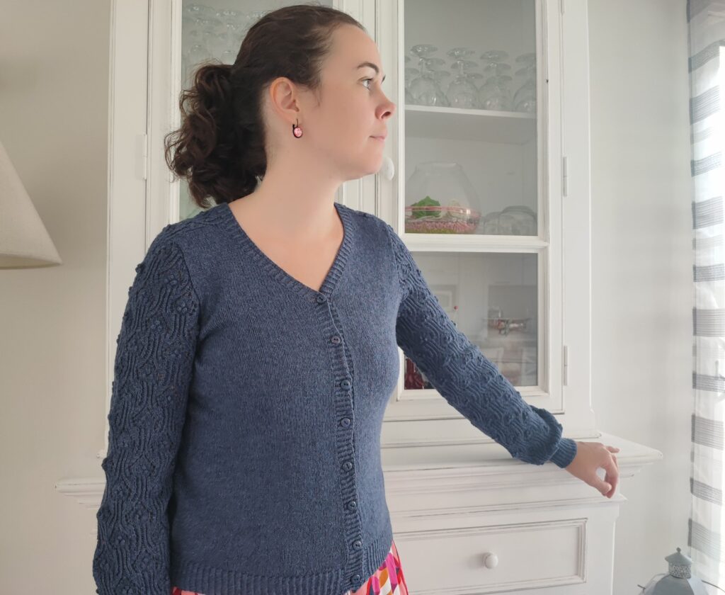 Céanothe - Gilet femme col V au tricot - Dentelle - Manches marteaux - Maloraé Designs
