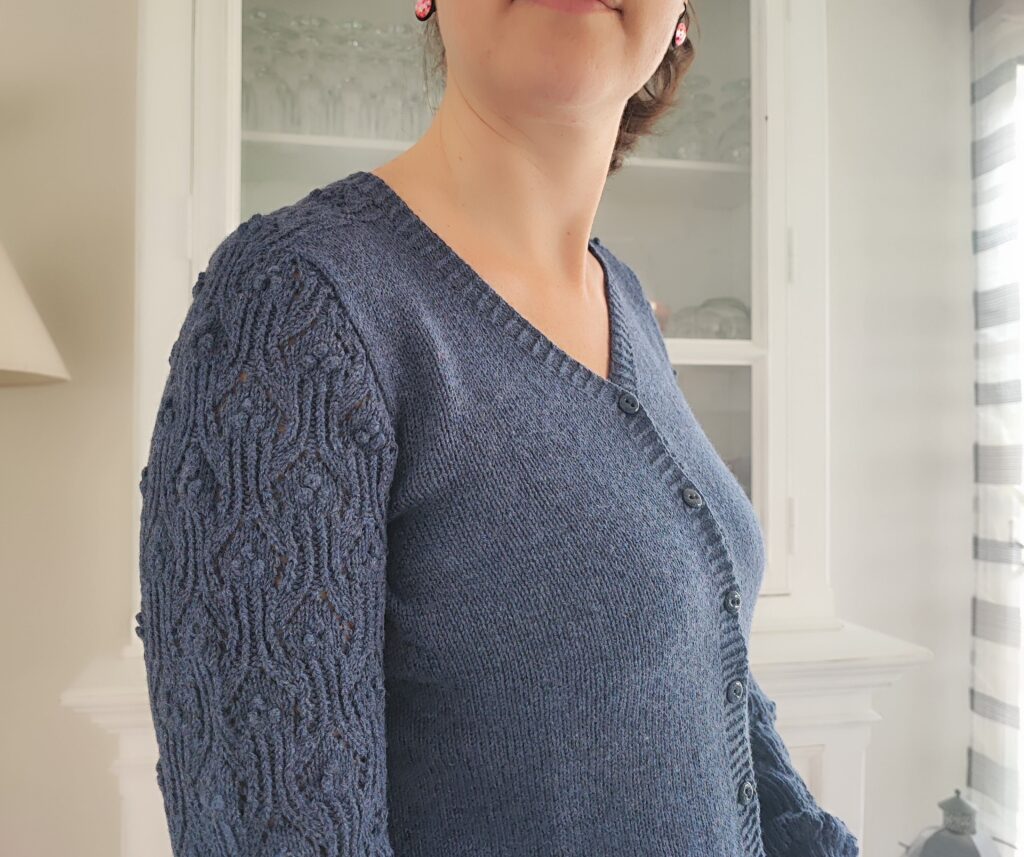 Céanothe - Gilet femme col V au tricot - Dentelle - Manches marteaux - Maloraé Designs