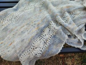 Skimmia, un châle demi-lune facile et élégant! - Tricot - Appel au test - Maloraé Designs