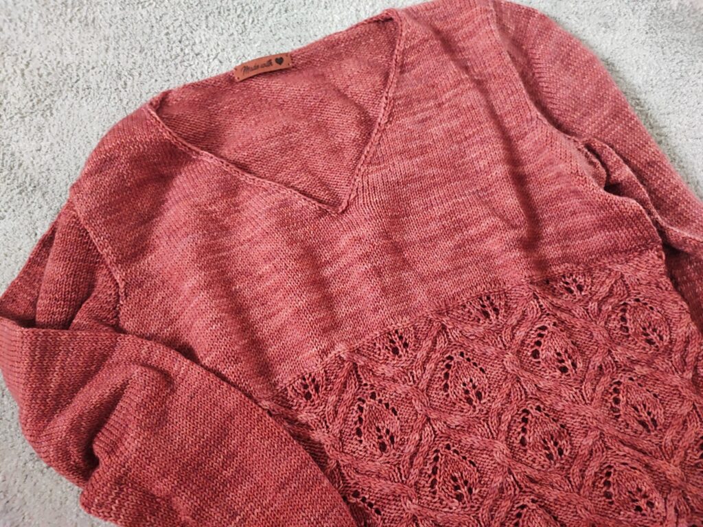 Knautia sweater, un pull au tricot en dentelle et torsades! - Pull femme - Maloraé Designs