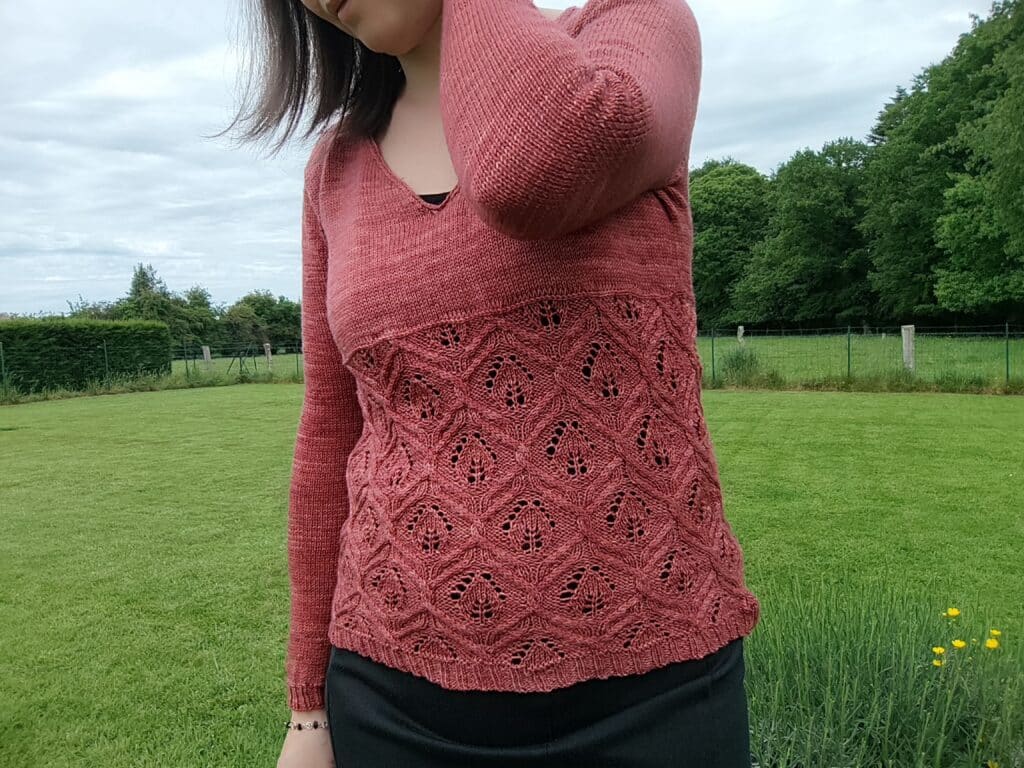 Knautia sweater, un pull au tricot en dentelle et torsades! - Pull femme - Maloraé Designs