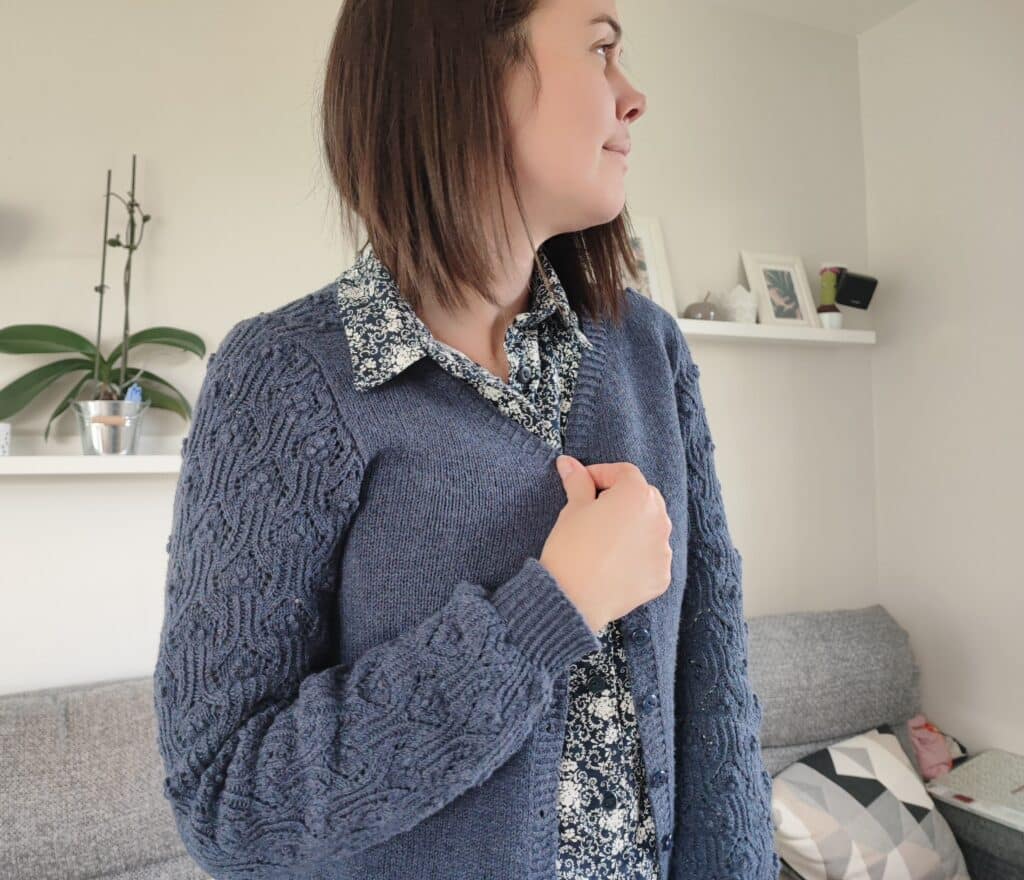 Céanothe - gilet au tricot pour femme - dentelle et noppes - épisode 41 - Maloraé Designs