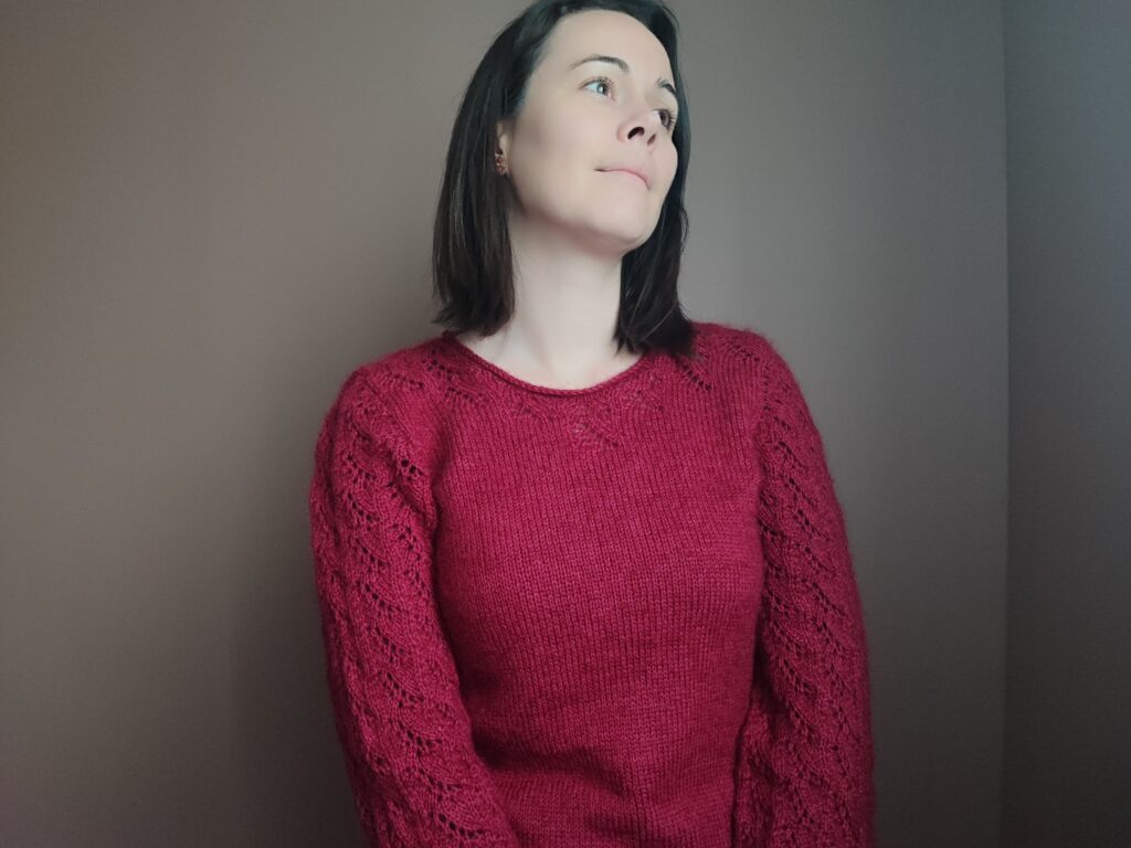 Irésine, un pull femme à manches montées en dentelle - Patron de tricot - Maloraé Designs