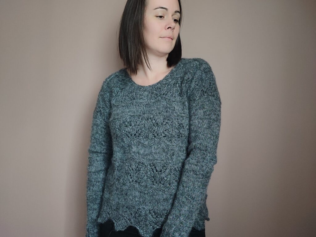 Jovellana, un pull cosy tricoté en dentelle - Patron tricot femme - Drop shoulders - Maloraé Designs