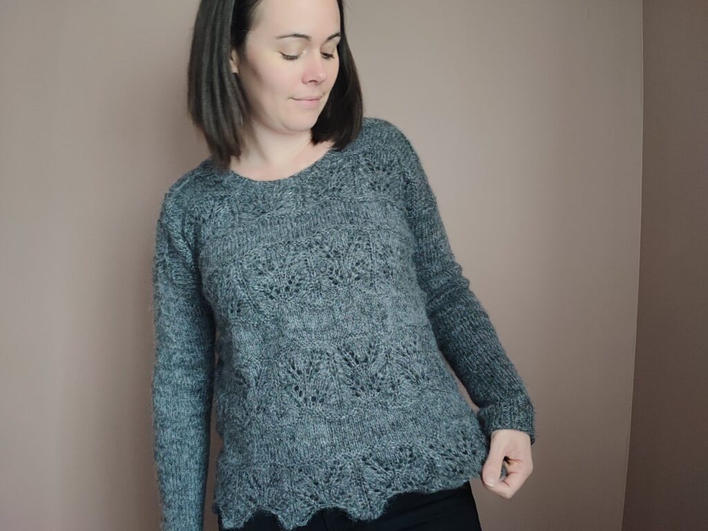 Jovellana, un pull cosy tricoté en dentelle - Patron tricot femme - Drop shoulders - Maloraé Designs