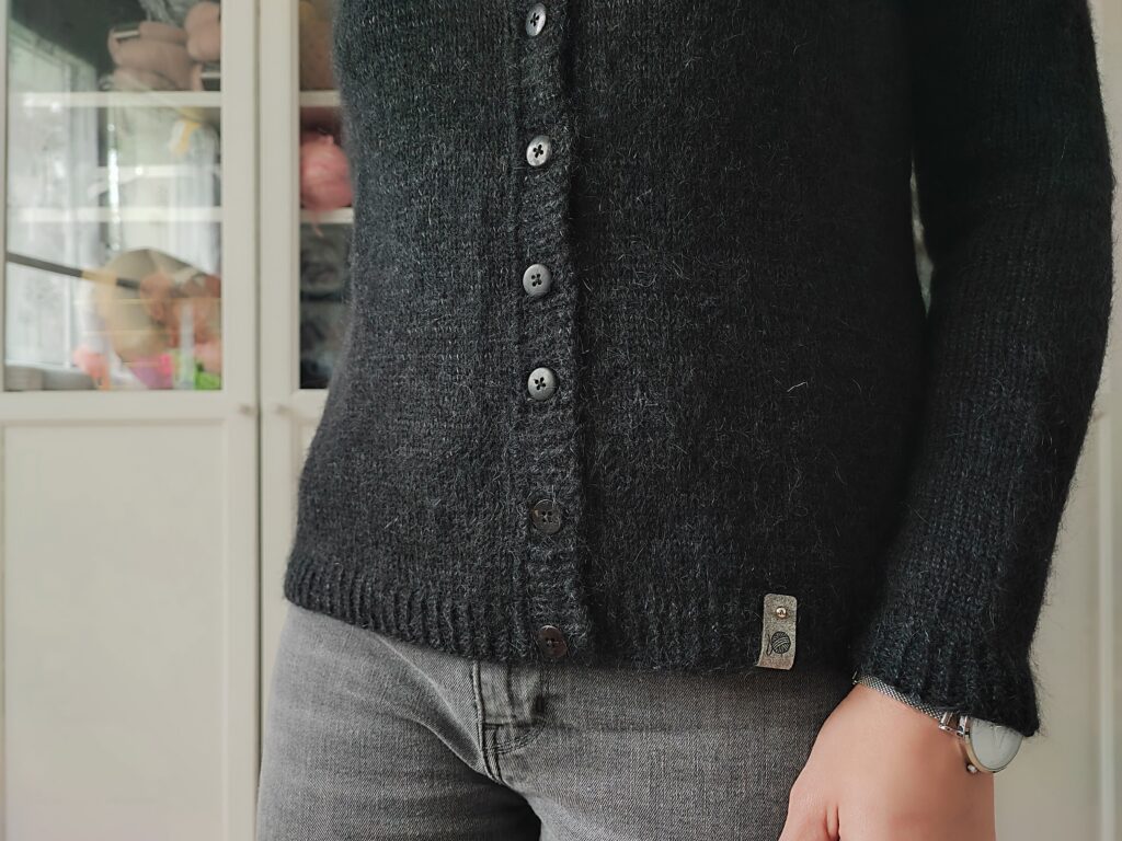 Black Velvet - Gilet raglan pour femme au tricot - Patron tricot - Maloraé Designs