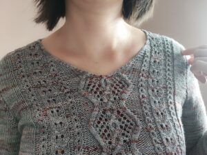Lychnis - un pull col V en dentelle pour femme - Patron de tricot - Maloraé Designs