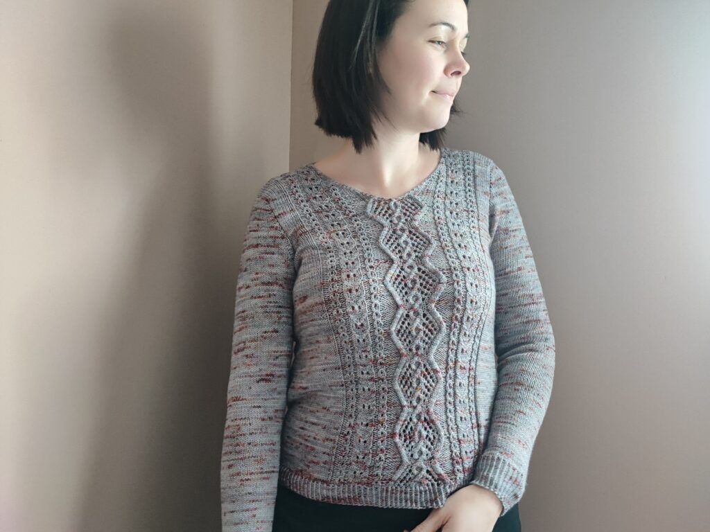 Lychnis - un pull col V en dentelle pour femme - Patron de tricot - Maloraé Designs