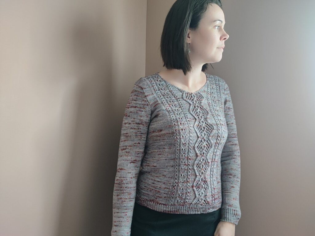 Lychnis - patron de tricot pour femme -  Pull col V  - Dentelle - Torsades - Podcast épisode 46 - Maloraé Designs
