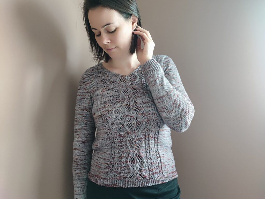 Lychnis - Pull col V pour femme au tricot - Maloraé Designs