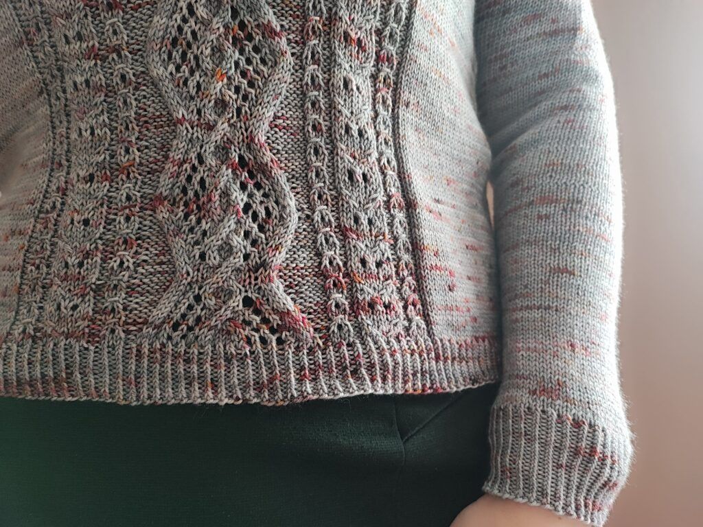 Lychnis - Pull col V pour femme au tricot - Maloraé Designs
