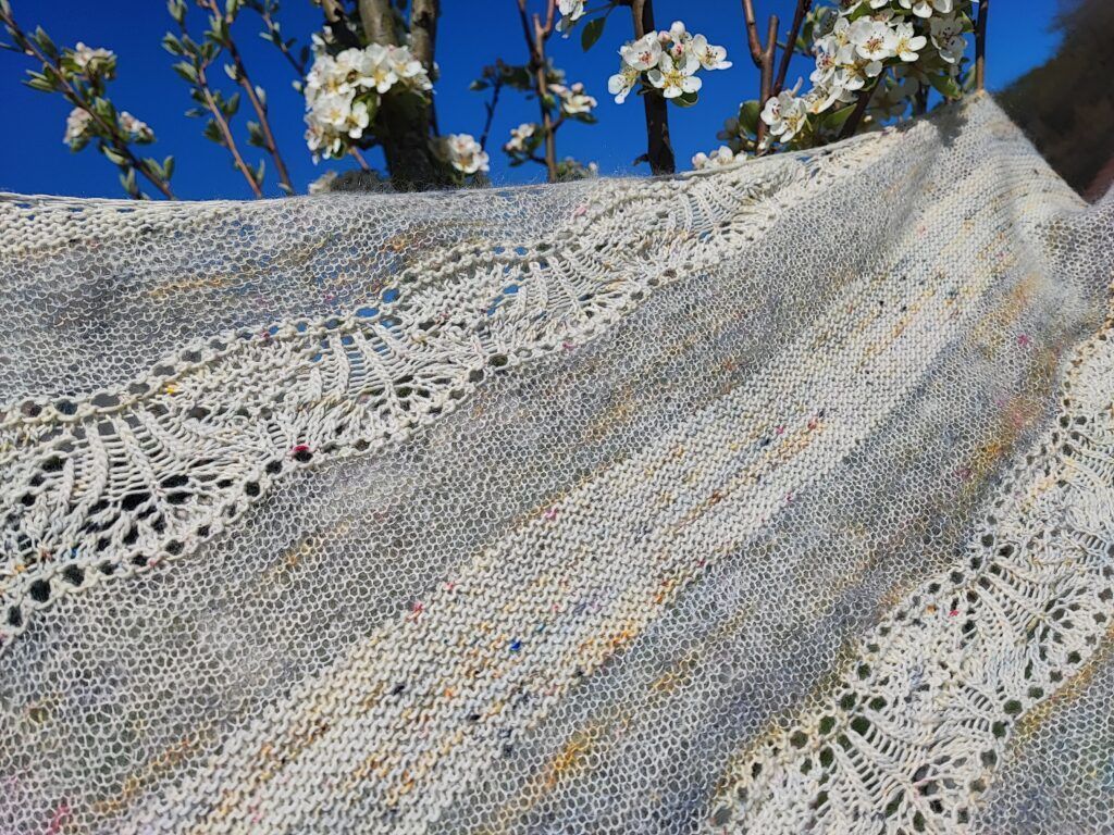 Skimmia, un châle en dentelle aérien en demi-lune - Patron de tricot - Maloraé Designs