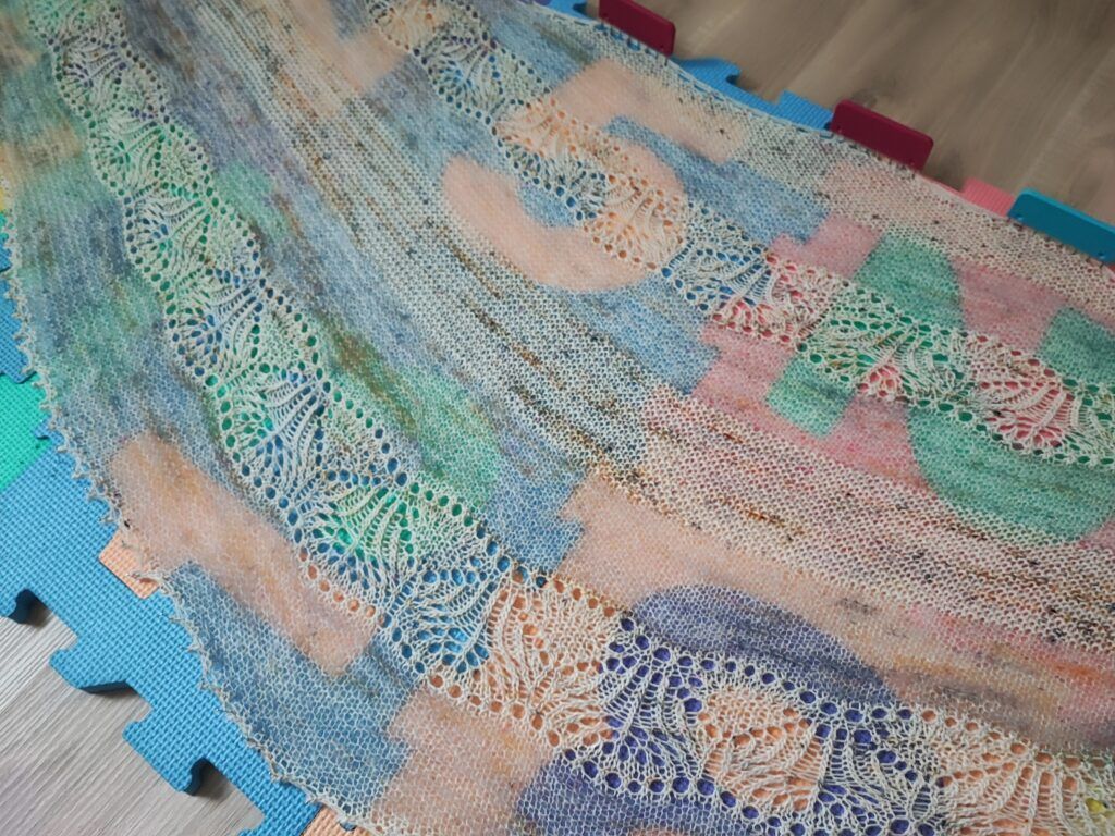 Skimmia, un châle en dentelle aérien en demi-lune - Patron de tricot - Maloraé Designs