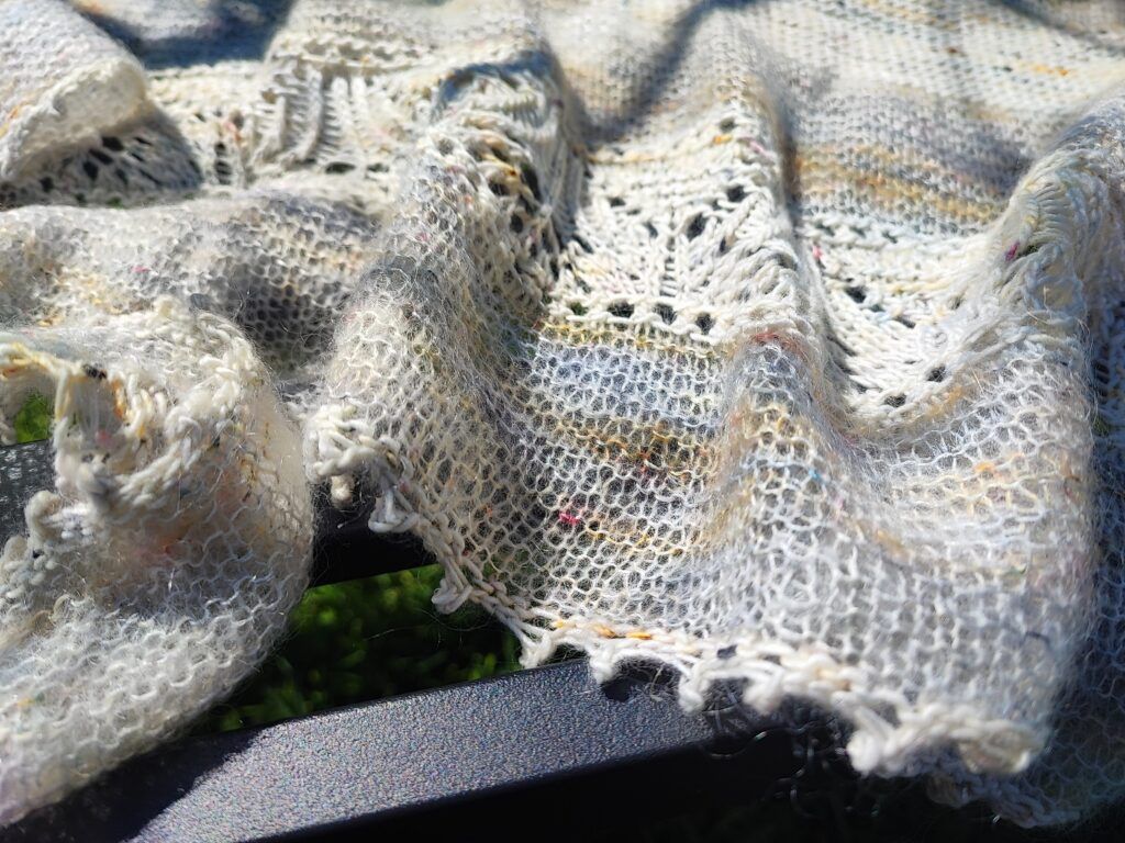 Skimmia, un châle en dentelle aérien en demi-lune - Patron de tricot - Maloraé Designs
