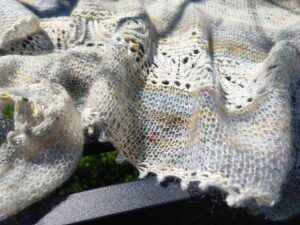 Skimmia, un châle en dentelle aérien en demi-lune - Patron de tricot - Maloraé Designs