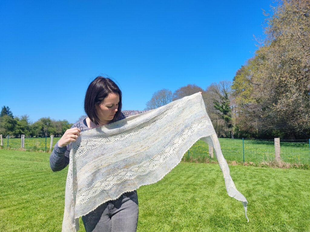 Skimmia - Châle au tricot - Dentelle et point mousse - Maloraé Designs
