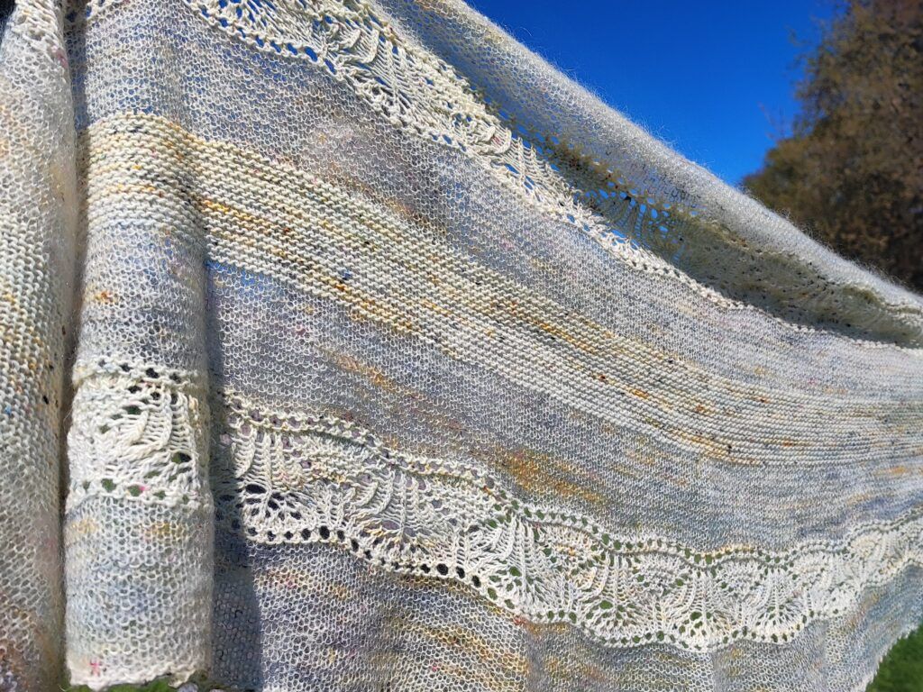 Skimmia - Châle au tricot - Dentelle et point mousse - Maloraé Designs