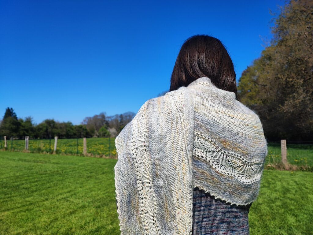 Skimmia - Châle au tricot - Dentelle et point mousse - Maloraé Designs