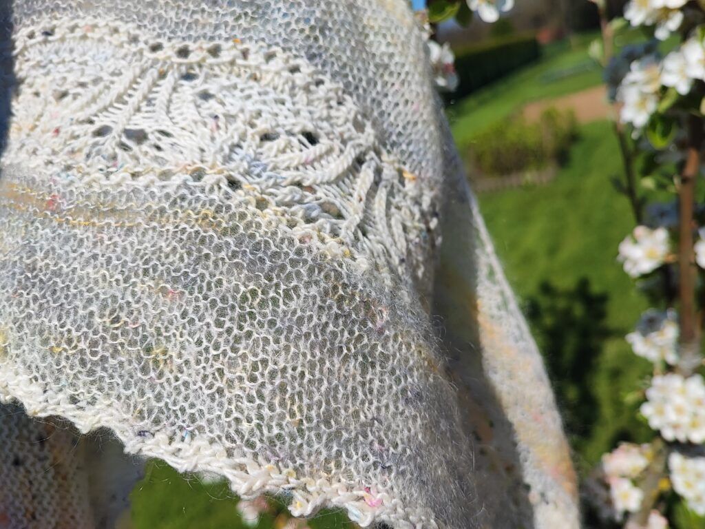 Skimmia, un châle en dentelle aérien en demi-lune - Patron de tricot - Maloraé Designs