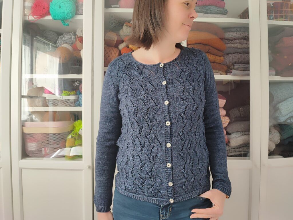Blue Pearl, un joli gilet en dentelle ! (Appel au test) - Patron Tricot - Maloraé Designs