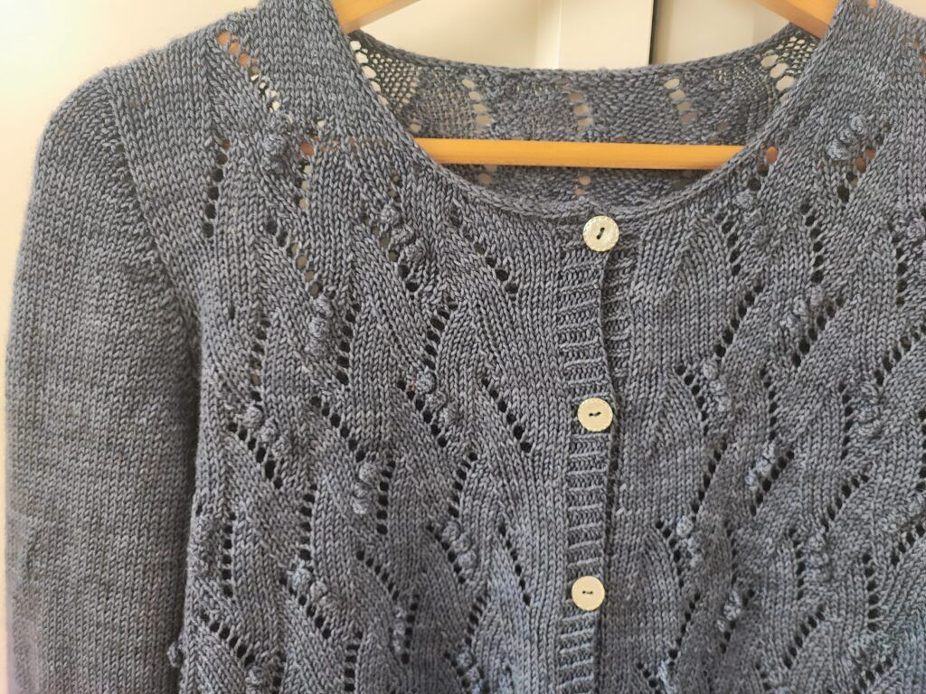 Blue Pearl, un joli gilet en dentelle ! (Appel au test) - Patron Tricot - Maloraé Designs
