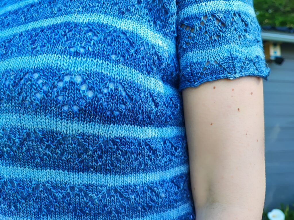 Tricyrtis, un tee-shirt tricoté en dentelle et rayures ! - Patron de tricot - Maloraé Designs