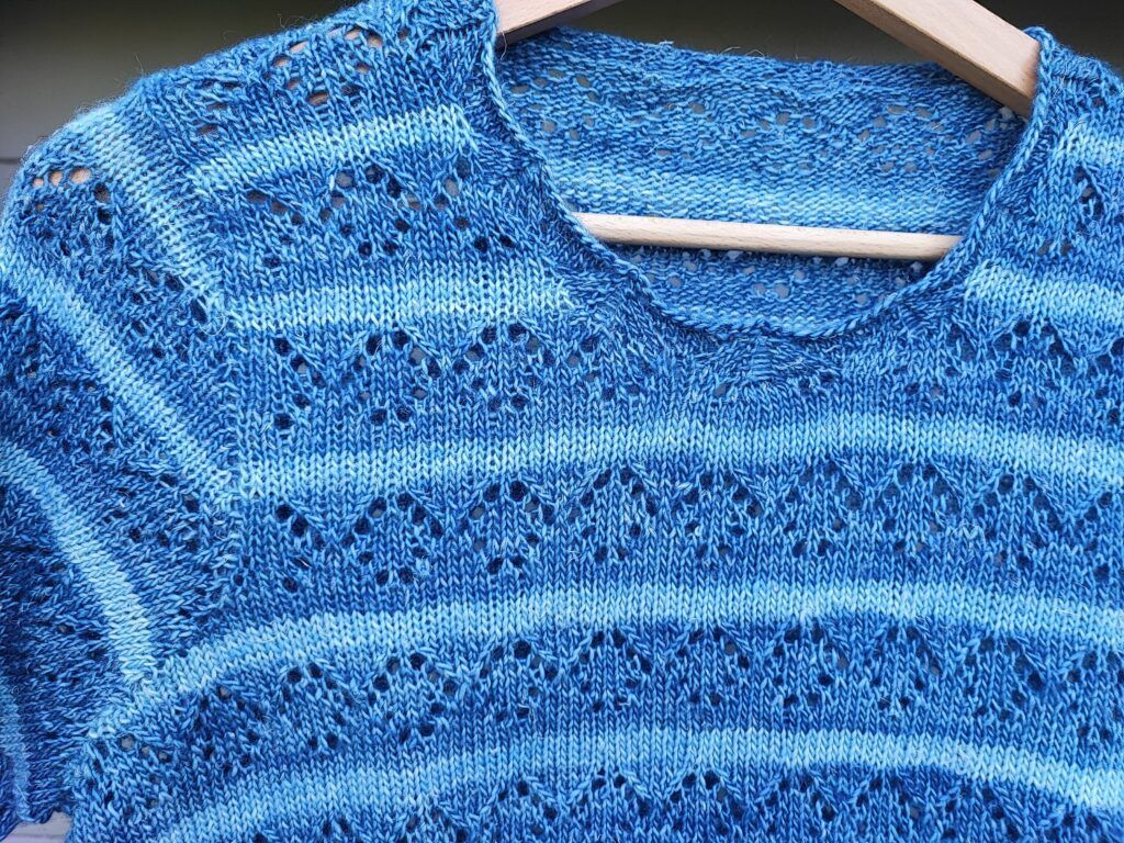 Tricyrtis, un tee-shirt tricoté en dentelle et rayures ! - Patron de tricot - Maloraé Designs