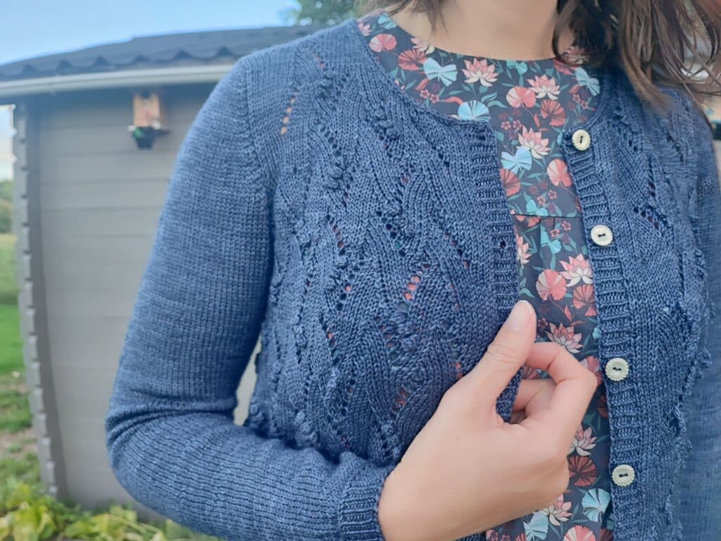 Blue Pearl, un gilet à manches montées tricoté en dentelle ! - Patron de tricot - Maloraé Designs