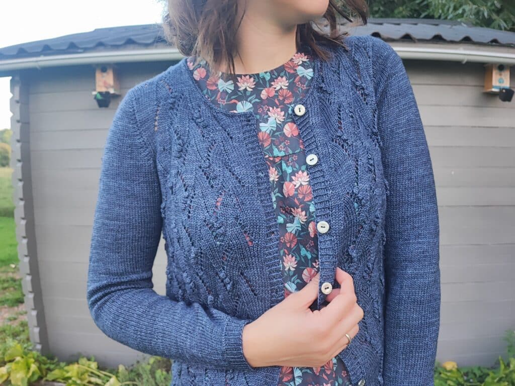 Blue Pearl, un gilet à manches montées tricoté en dentelle ! - Patron de tricot - Maloraé Designs
