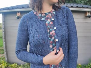 Blue Pearl, un gilet à manches montées tricoté en dentelle ! - Patron de tricot - Maloraé Designs