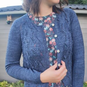 Blue Pearl, un gilet à manches montées tricoté en dentelle ! - Patron de tricot - Maloraé Designs