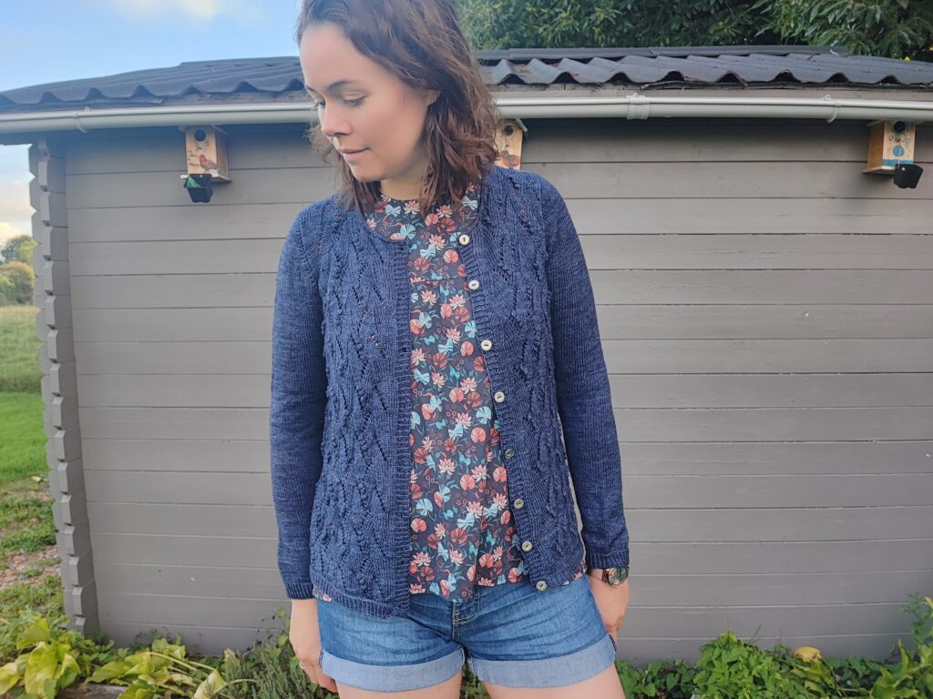 Blue Pearl, un gilet à manches montées tricoté en dentelle ! - Patron de tricot - Maloraé Designs
