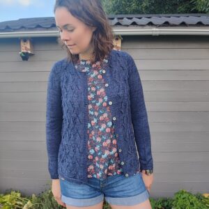 Blue Pearl, un gilet à manches montées tricoté en dentelle ! - Patron de tricot - Maloraé Designs