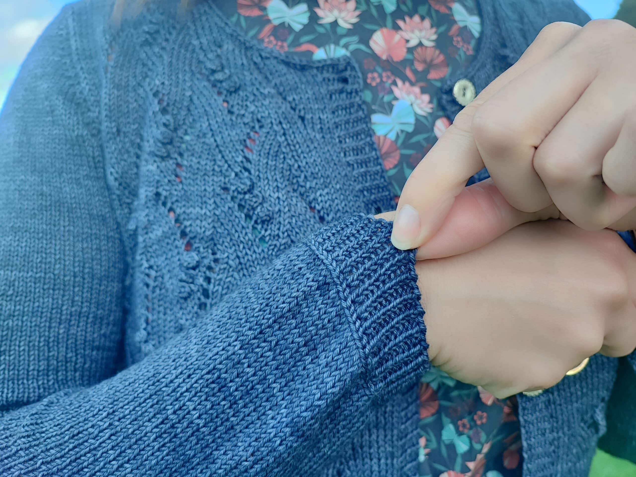 Blue Pearl cardigan - Patron de tricot pour femme - Dentelle - Code de septembre 2023 - Maloraé Designs