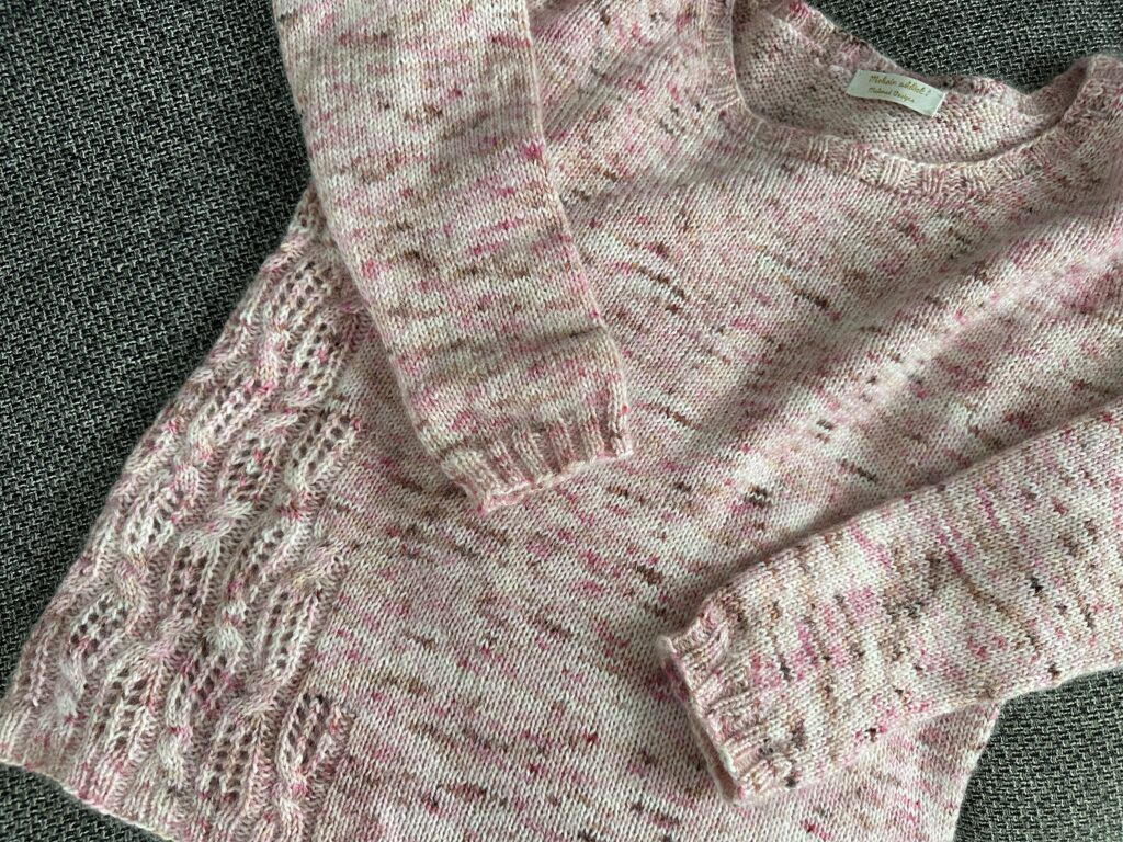 Arabis, un pull tricoté en dentelle et torsades pour femme. - Patron de tricot - Maloraé Designs