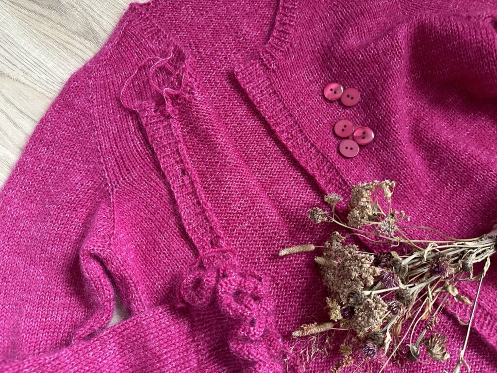 Sidlacea, un joli gilet a froufrous ! (Appel au test) - Patron tricot - Maloraé Designs