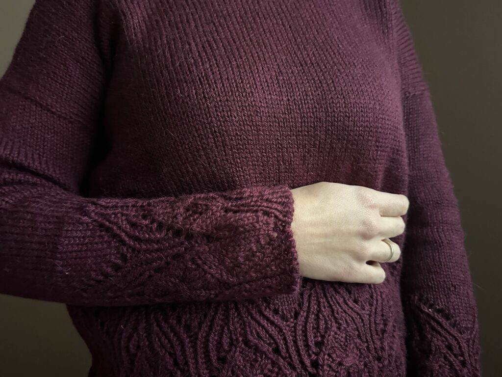 Hollyberry, une jolie dentelle pour ce pull au tricot ! - Pull au tricot - Maloraé Designs