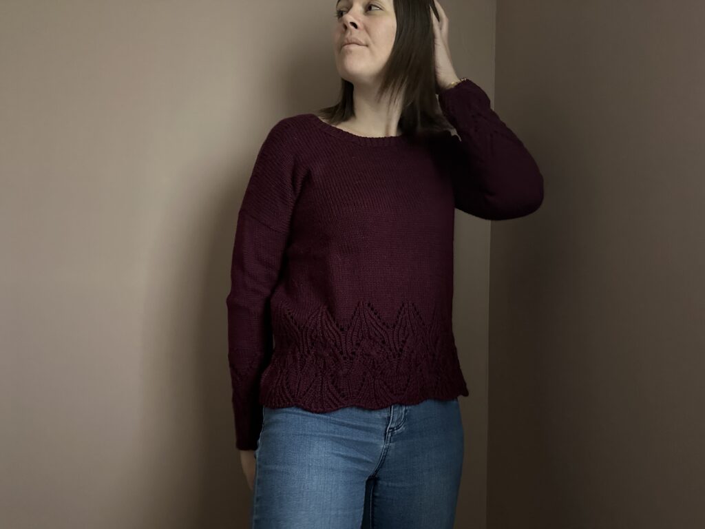 Hollyberry, une jolie dentelle pour ce pull au tricot ! - Pull au tricot - Maloraé Designs