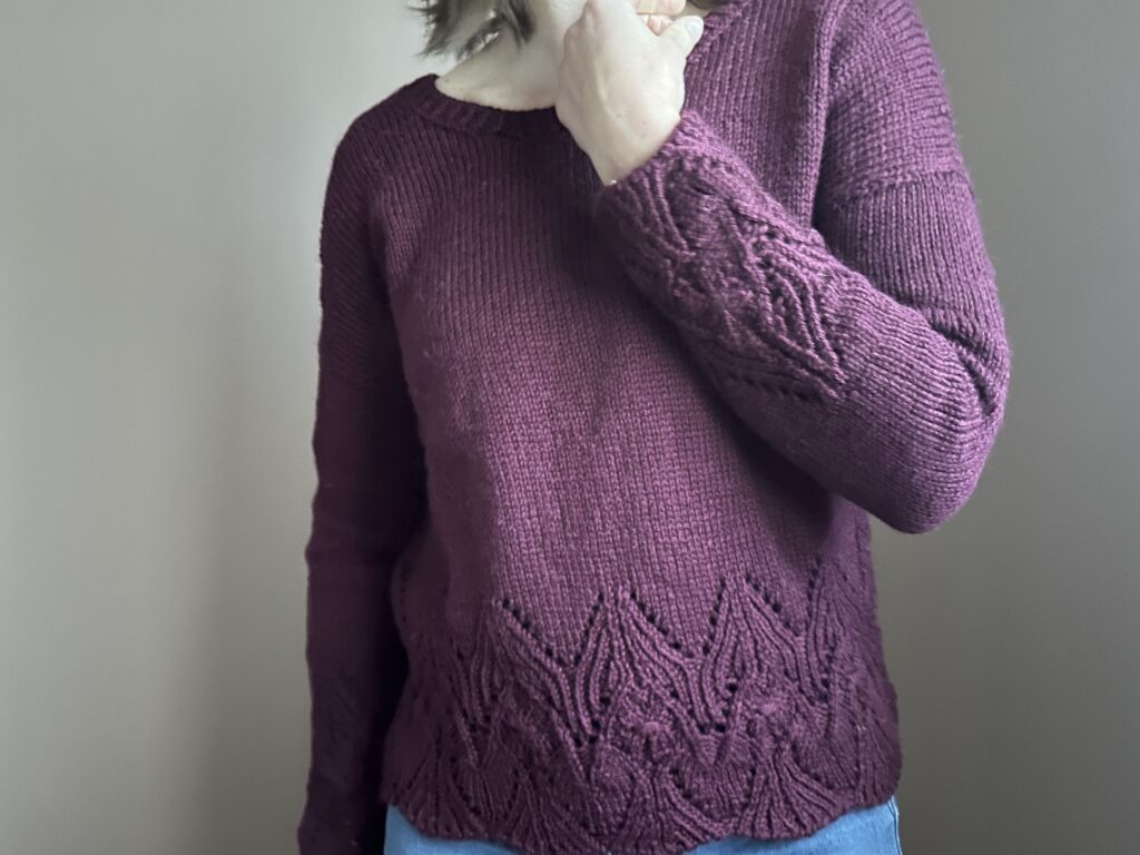 Hollyberry, une jolie dentelle pour ce pull au tricot ! - Pull au tricot - Maloraé Designs
