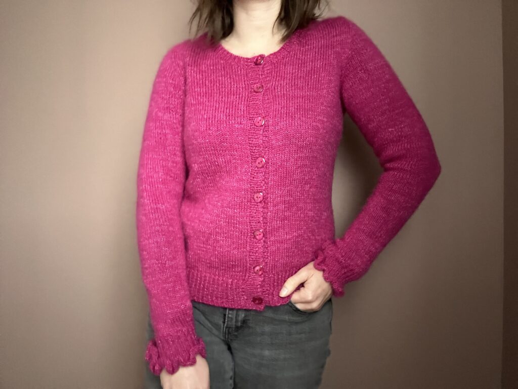 Sidalcea, gilet à manches contigus pour femme au tricot ! - Modèle mois de mars 2024 - Patron tricot - Maloraé Designs
