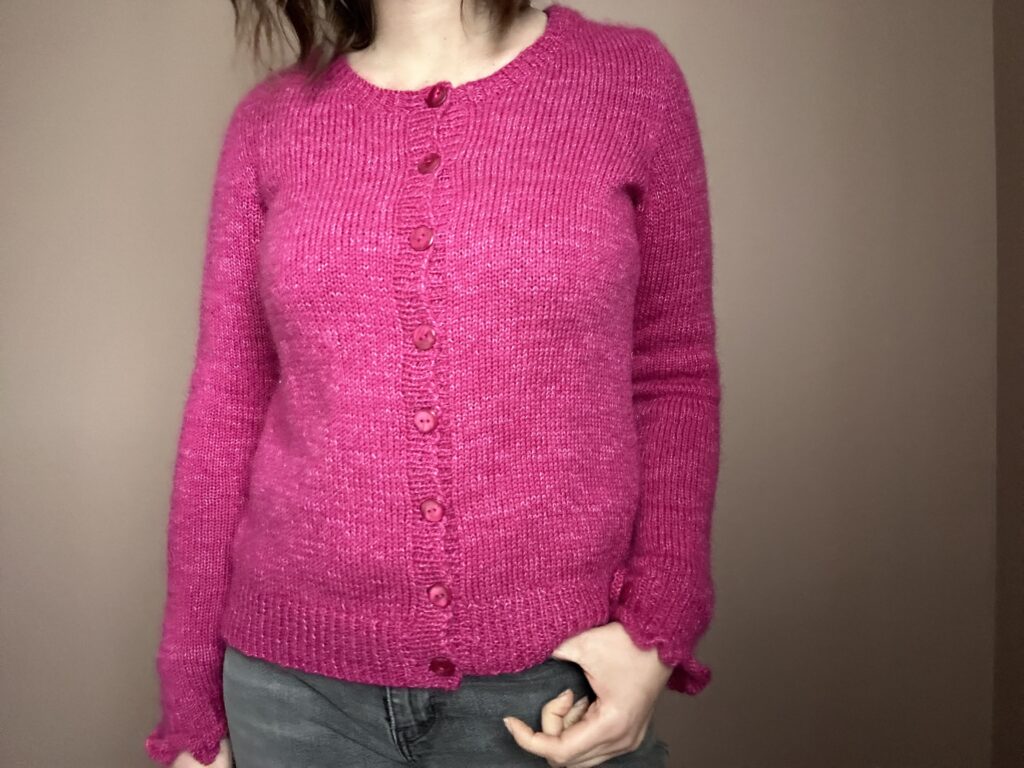 Sidalcea, gilet à manches contigus pour femme au tricot ! - manches à froufrous - Patron tricot - Maloraé Designs