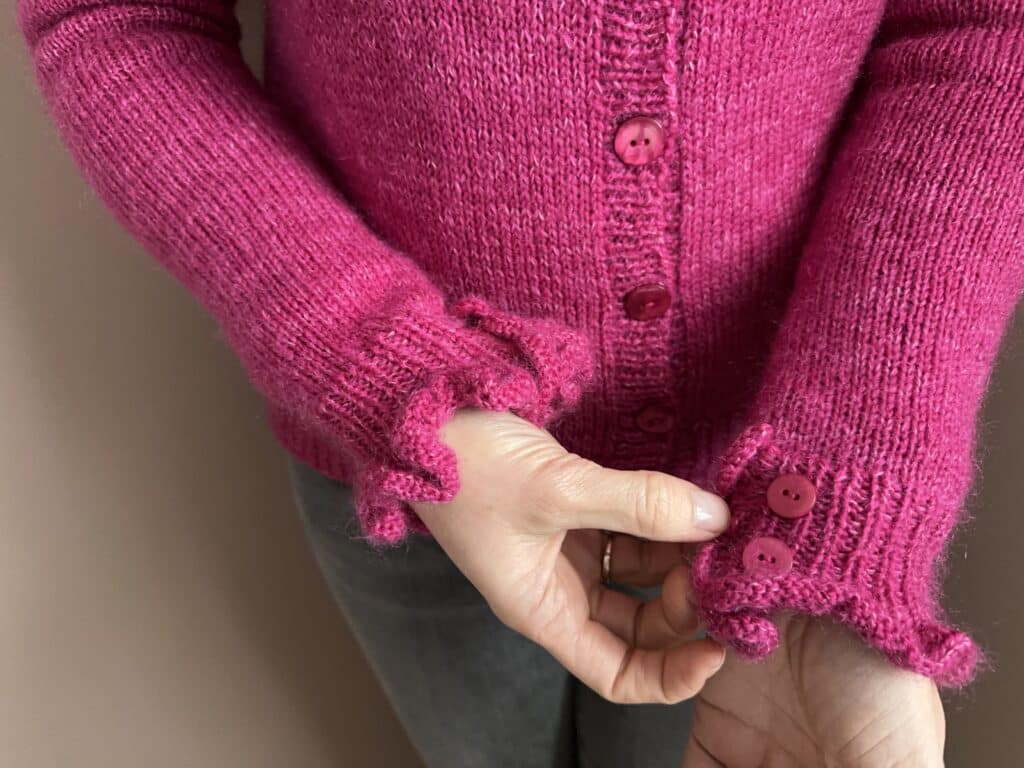 Sidalcea, gilet à manches contigus pour femme au tricot ! - manches à froufrous - Patron tricot - Maloraé Designs