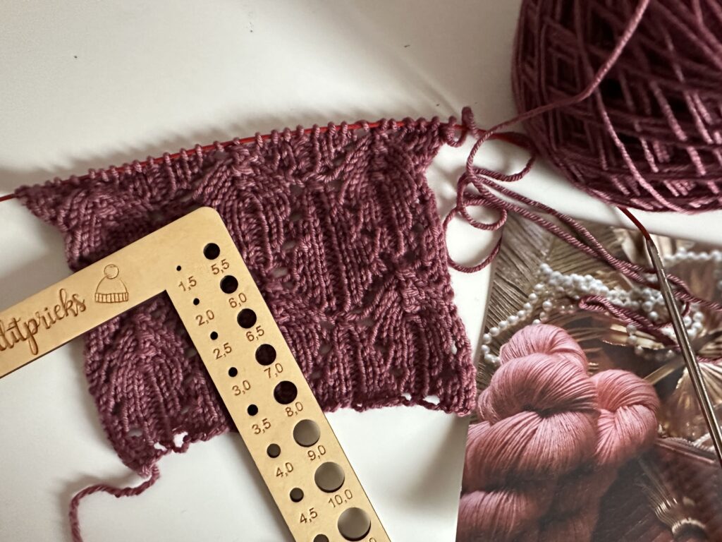 Rubra, un délicat pull tricoté en dentelle ! (Appel au test) - Patron de tricot pour femme - Maloraé Designs