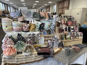 Dans le Résumé mars 2024, je fais le point sur mes tricots et sur ma participation à premier salon tricot de l’année ! - Les coulisses - Maloraé Designs