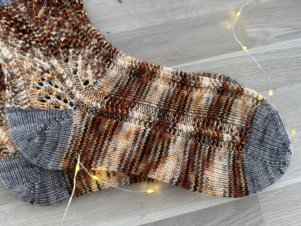 Chaussettes Dracarys - Collection de chaussettes GOT au tricot ! - Patron de tricot - Game of thrones - Maloraé Designs