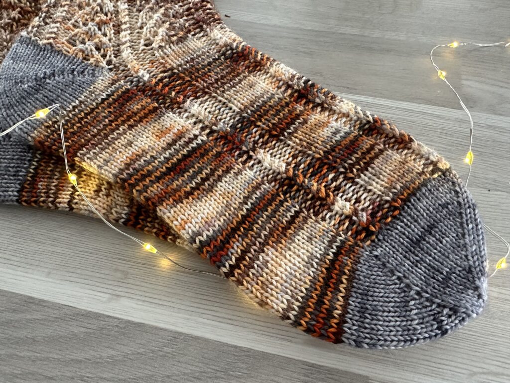 Chaussettes Dracarys - Collection de chaussettes GOT au tricot ! - Patron de tricot - Game of thrones - Maloraé Designs