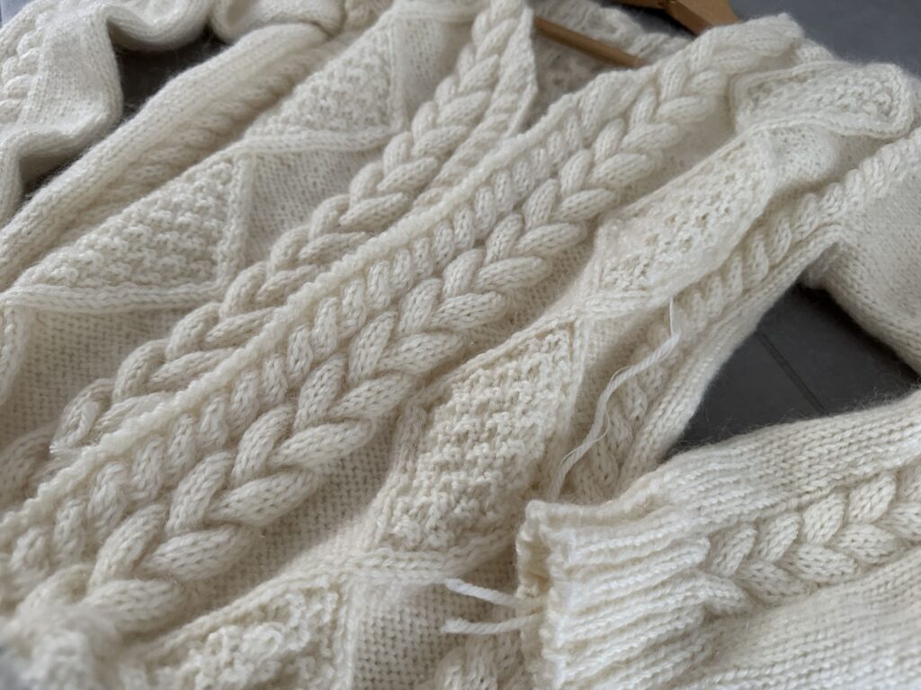 Diosma, veste à torsades tricotée pour femme ! (Appel au test) - Patron de tricot - Maloraé Designs
