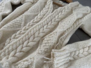Diosma, veste à torsades tricotée pour femme ! (Appel au test) - Patron de tricot - Maloraé Designs