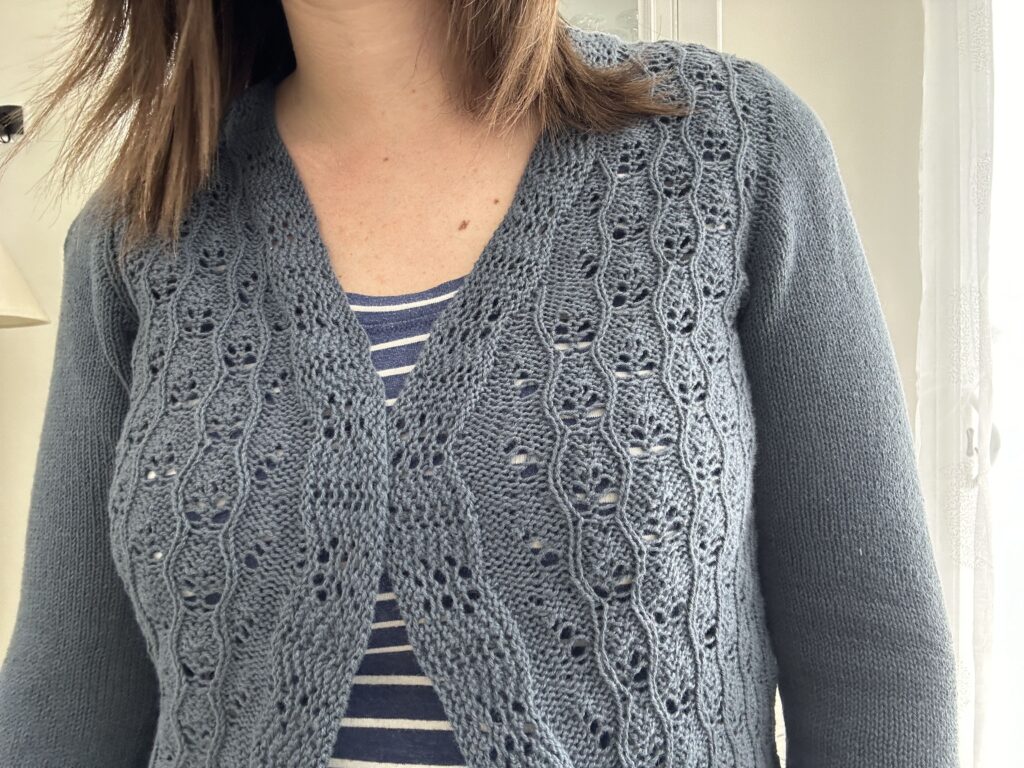 Plumbum, un gilet col V au tricot pour femme ! - Patron de tricot - Dentelle - Maloraé Designs