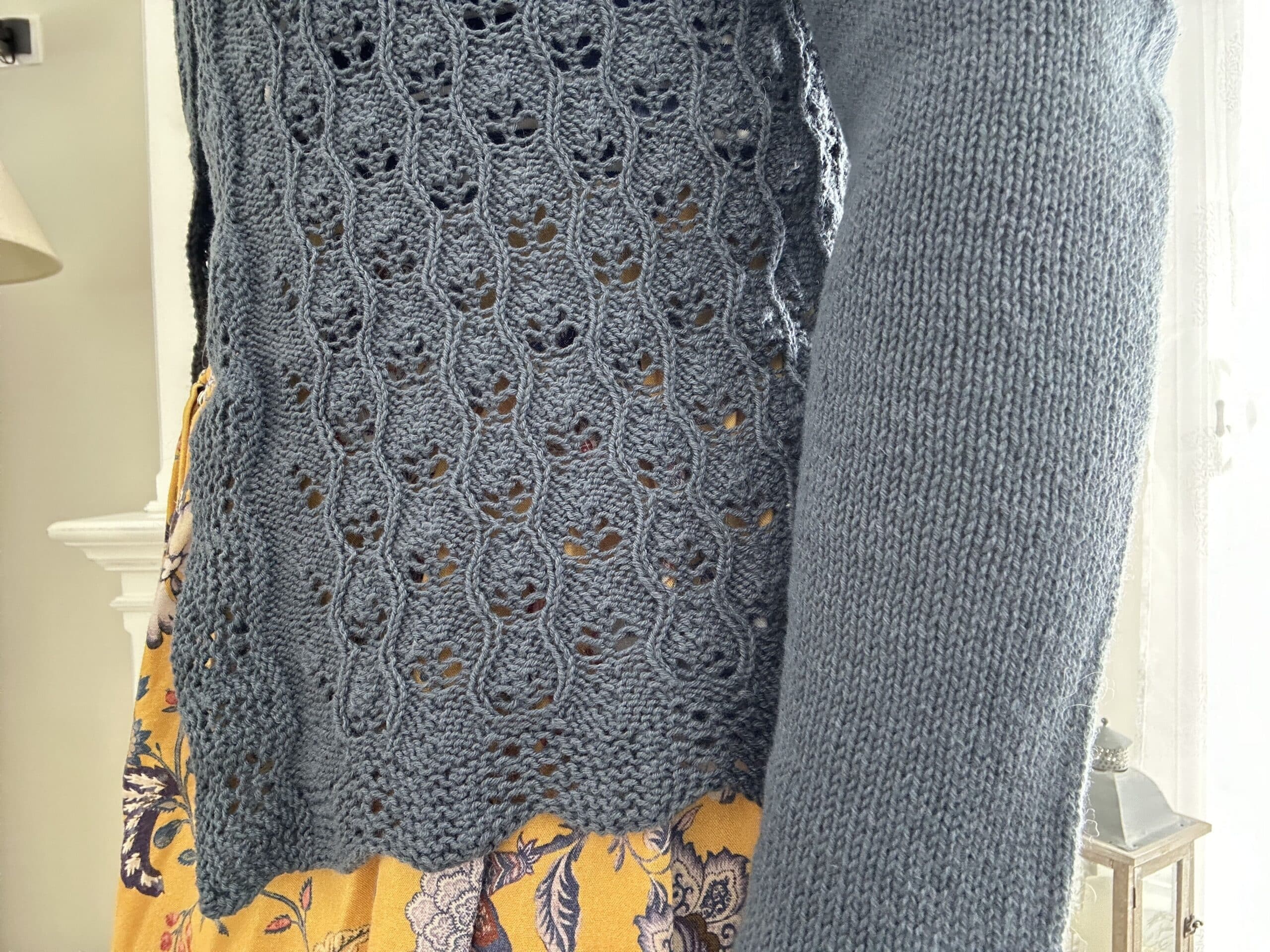 Plumbum, un gilet col V au tricot pour femme ! - Patron de tricot - Dentelle - Maloraé Designs
